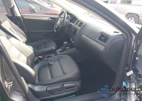 2017 Volkswagen Jetta 1.4T Se z USA, uszkodzony, nr VIN 3VWDB7AJ3HM272477